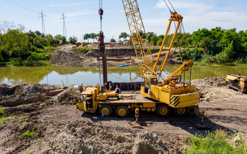 Difficulties in Setting Up Mobile Cranes on Uneven Terrain in The Outskirts of Dubai